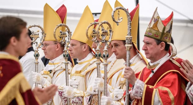  I Lefebvriani, vescovi ribelli: sfida al Papa, si consuma lo scisma 