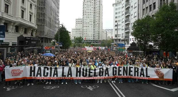  Spagna in piazza dopo lo stop al decreto casa. «Sciopero generale». Sanchez alle corde 