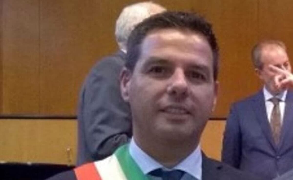 Olevano Romano, paura in centro dove un uomo genera il panico. Ferito il sindaco Quaresima, i carabinieri e polizia locale