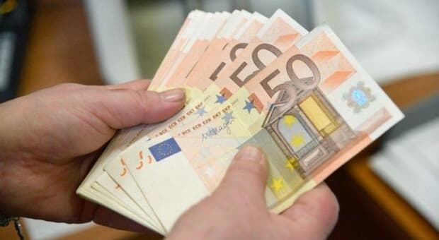  Senzatetto trova valigetta con 4mila euro e lancia i soldi ai passanti lungo la strada 