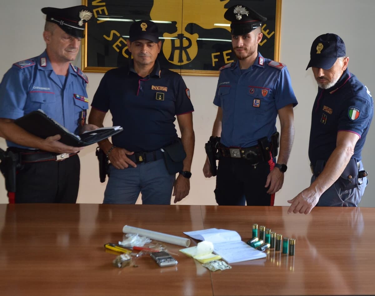 Boville Ernica, blitz di Carabinieri e Polizia: arrestato 25enne, sequestrati hashish e munizioni