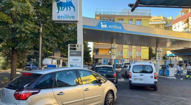  Benzina, prime code dopo il tetto ai prezzi: a Napoli corsa al rifornimento, Roma e Milano senza ressa. Nelle stazioni meno 7 millesimi 