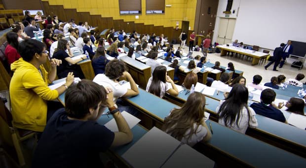  Laurea, a Modena via libera all'intelligenza artificiale per scrivere le tesi (ma anche per esami ed esoneri). Le nuove linee guida 