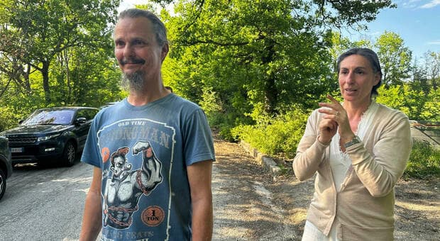  Famiglia nel bosco, martedì i tre bambini tornano (per un giorno) nella vecchia casa: incontro monitorato, ci sarà un interprete 
