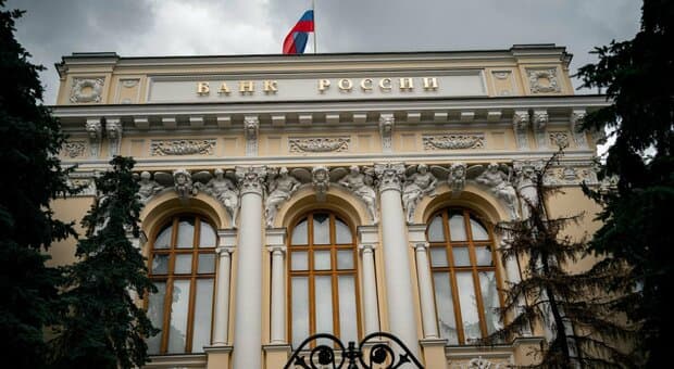  Economia russa, la Banca centrale vende tonnellate di lingotti d'oro dalle riserve: «Mai così tanto dal 1998» 