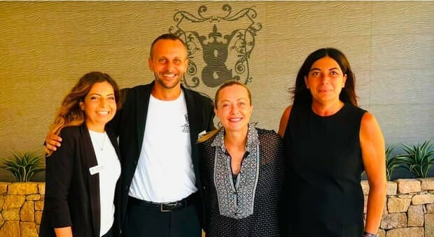  Meloni alla Maddalena tra resort a 5 stelle, panini in gommone e snorkeling. «Sono certa che mi rivedrete» 