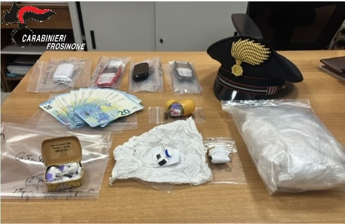 Frosinone, tre anni di minacce per estorcere 160mila euro a un architetto: arrestato durante l’ennesima consegna