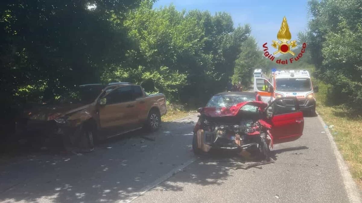 Violento frontale sulla via Maremmana, donna estratta dalle lamiere e trasportata in elisoccorso