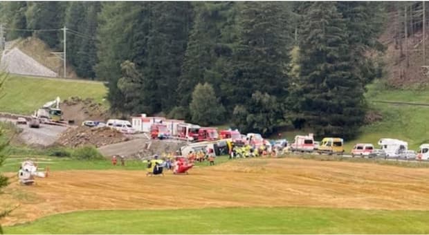  Grave incidente stradale in Svizzera, bus turistico con 48 persone a bordo si ribalta: diversi morti e feriti 