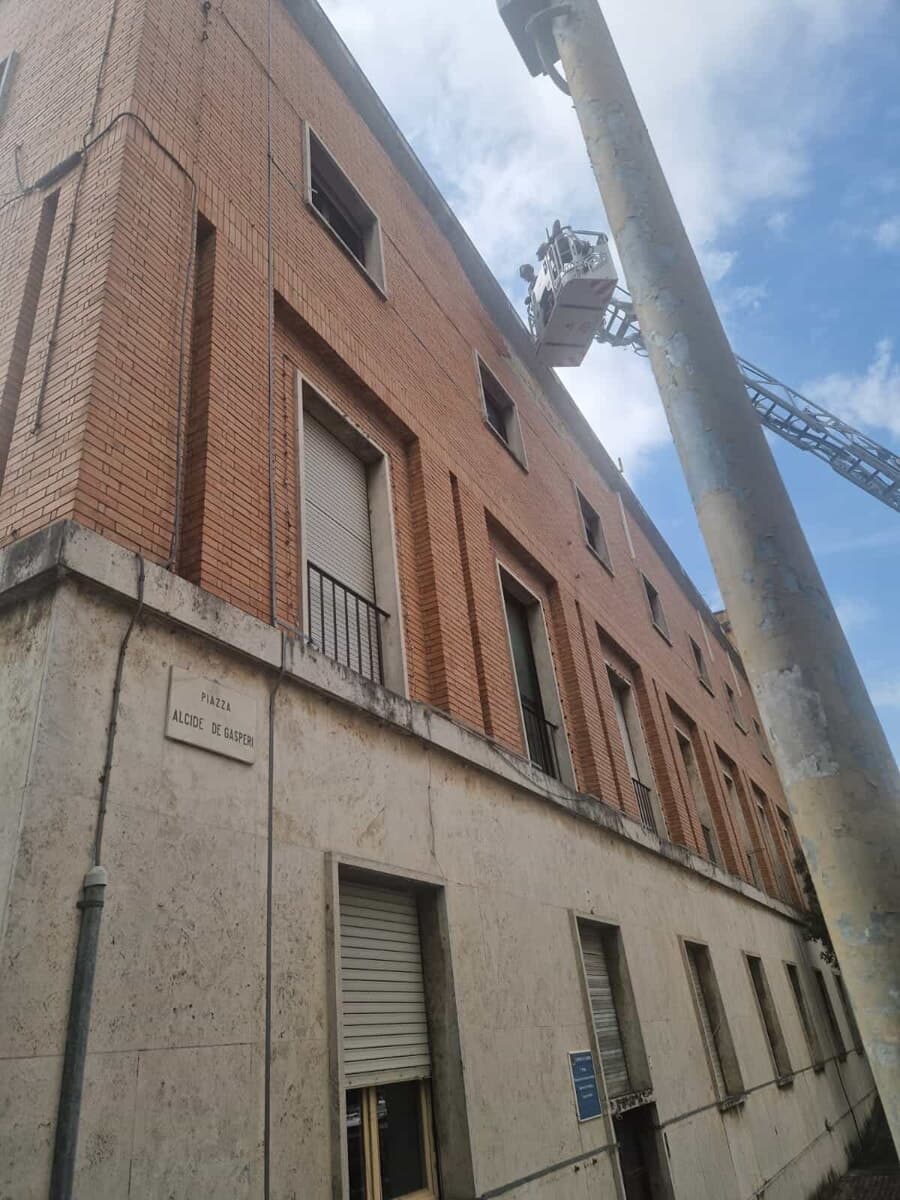 Cadono mattoncini dalla facciata del Comune di Cassino