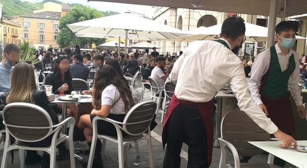 Roma, l?anarchia dei tavolini: 4 su 10 non versano il dovuto. Cosa rischiano: le misure 