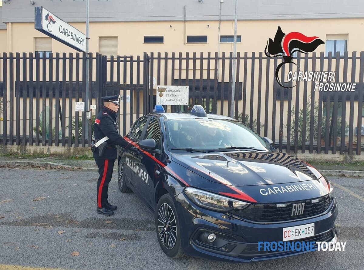 Fermato alla guida con patente scaduta: trovato con hashish, rifiuta il test antidroga. Auto sequestrata