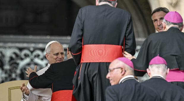  Papa Leone contro l'IA per preparare le omelie, ma ChatGpt è già nelle chiese: in Germania 6 preti su 10 la usano 