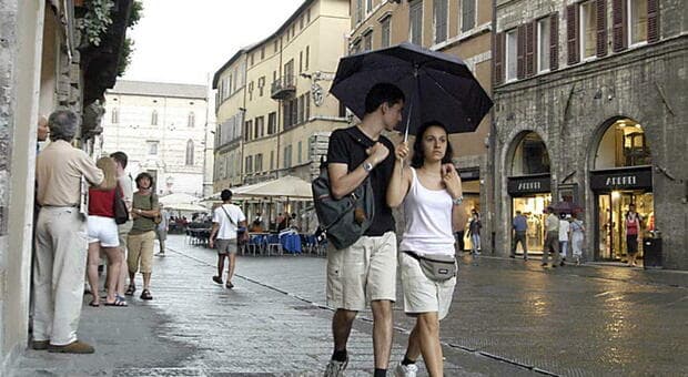  Caldo, la svolta giovedì: arrivano temporali, pioggia e grandine. Temperature giù (ma è solo una tregua). Ecco dove 