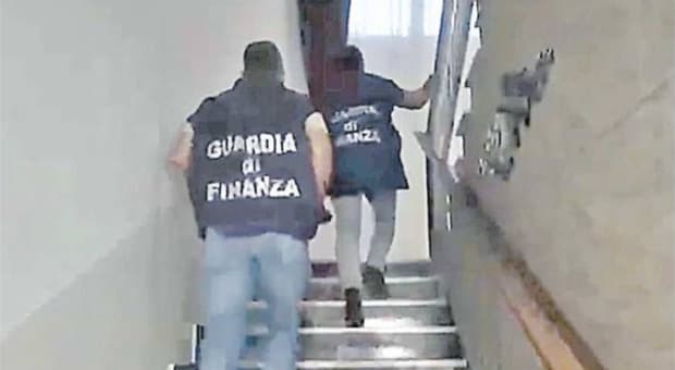  Sequestrato l'hotel dei migranti fuori Roma, maxi frode da oltre un milione: fatture inesistenti, bloccati conti e beni di lusso 
