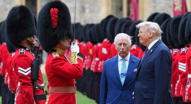  Guardie reali, bufera sui cappelli di pelliccia d?orso. I parlamentari britannici: «Pratica ingiustificabile» 