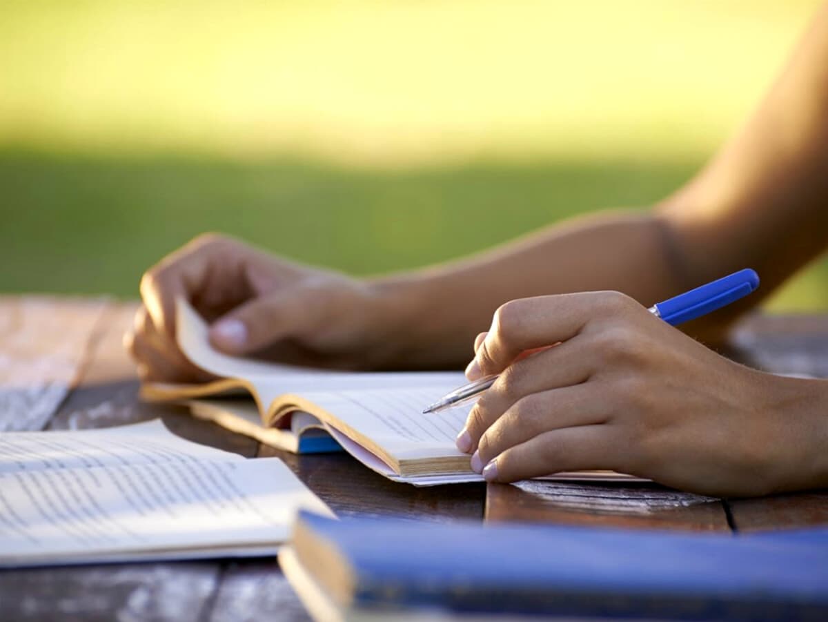 Frosinone, cedole librarie solo digitali per le scuole primarie: dal 2026/2027 addio al cartaceo