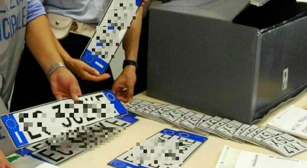  Targa personalizzata, come sarà e quanto costerà. Meloni: «Gli italiani si potranno sbizzarrire» 
