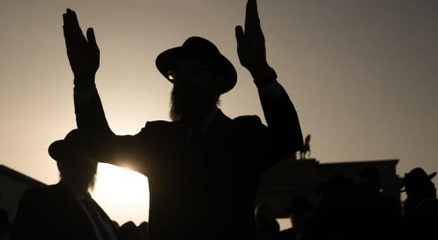  Rabbino aggredito a Milano, c'è anche «l'odio razziale» tra i reati contestati  