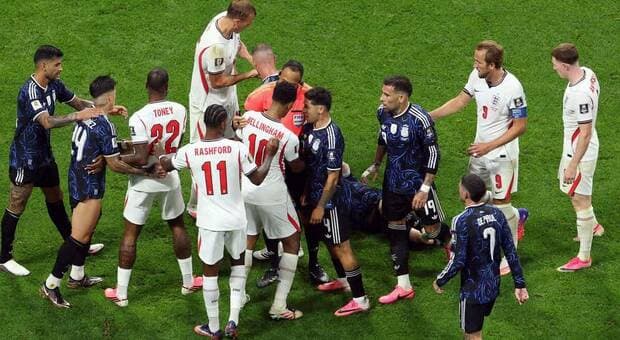  Argentina, tutti i trucchi (sporchi) per affossare l'Inghilterra: i calci, le provocazioni e lo striscione "proibito" 