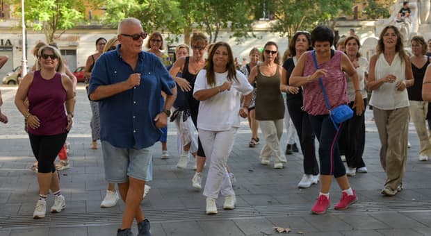  Pasquale Iannotta, maestro di ballo in strada a Testaccio: «Se prima eravamo in due, adesso balla tutto il quartiere» 