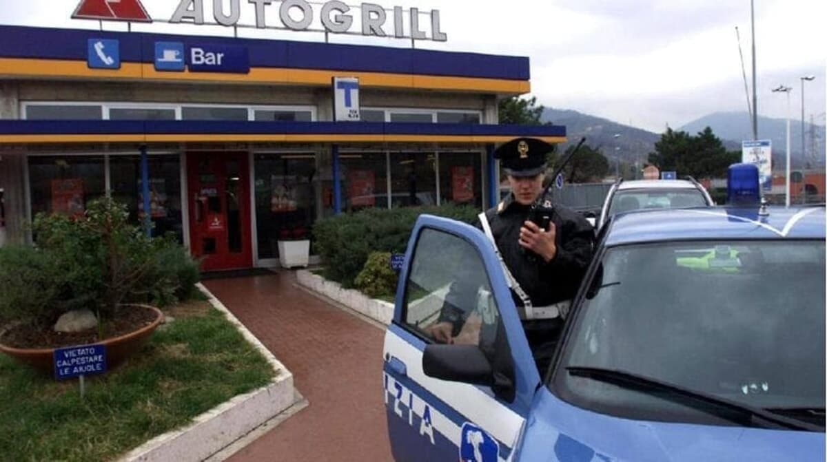 Fanno benzina in autostrada e scappano senza pagare: erano entrambi ai domiciliari