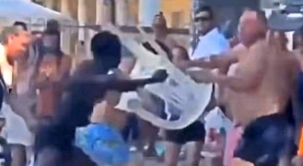  Uomo compie atti osceni (anche davanti a bambini) sulla spiaggia di Pegli. I bagnanti lo prendono a colpi di sedia: «Non è la prima volta» 
