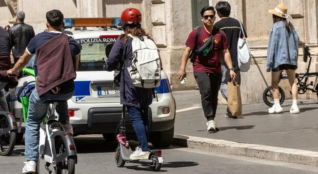  Nonna pirata investe ragazzo sulle strisce, scende dall'auto per insultarlo e poi lo lascia a terra ferito: a processo 
