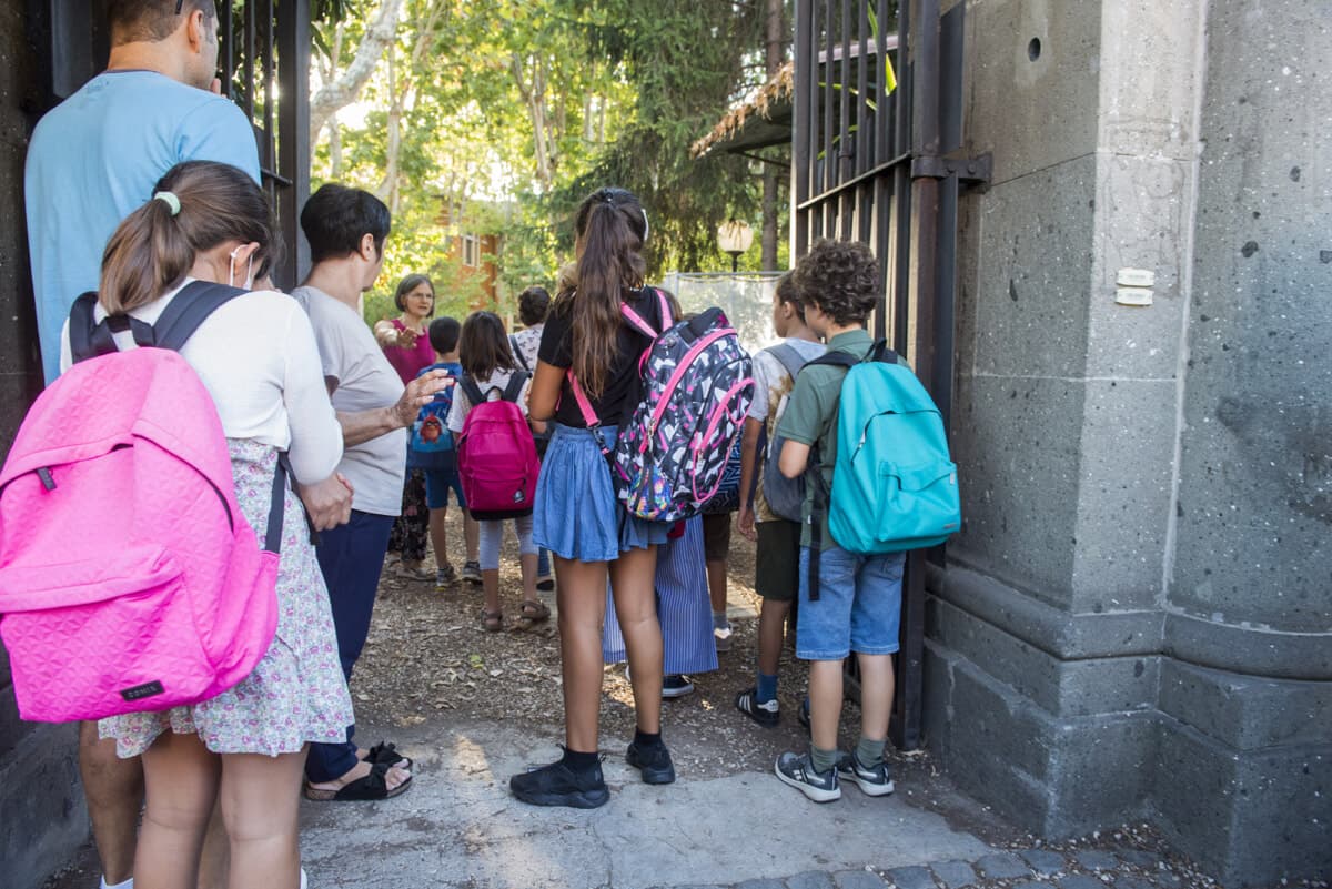Caldo a scuola, lezioni sospese se la temperatura in aula supera i 35 gradi