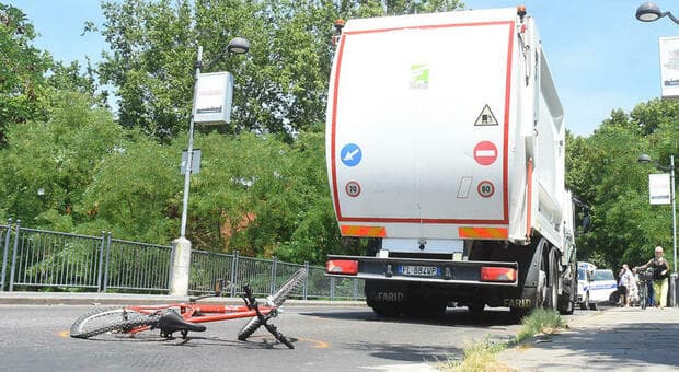  Investito da un camion dei rifiuti mentre era in bici, morto undicenne a Reggio Emilia: inutili i tentativi di rianimazione 