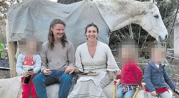  Famiglia del bosco, i bambini vedranno la casa nuova e torneranno al casolare (che è stato recintato) 