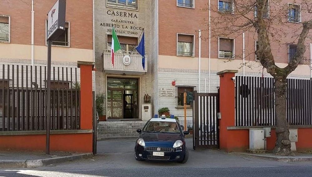 Si presenta al lavoro della ex, la minaccia e poi si nasconde: i carabinieri evitano il peggio