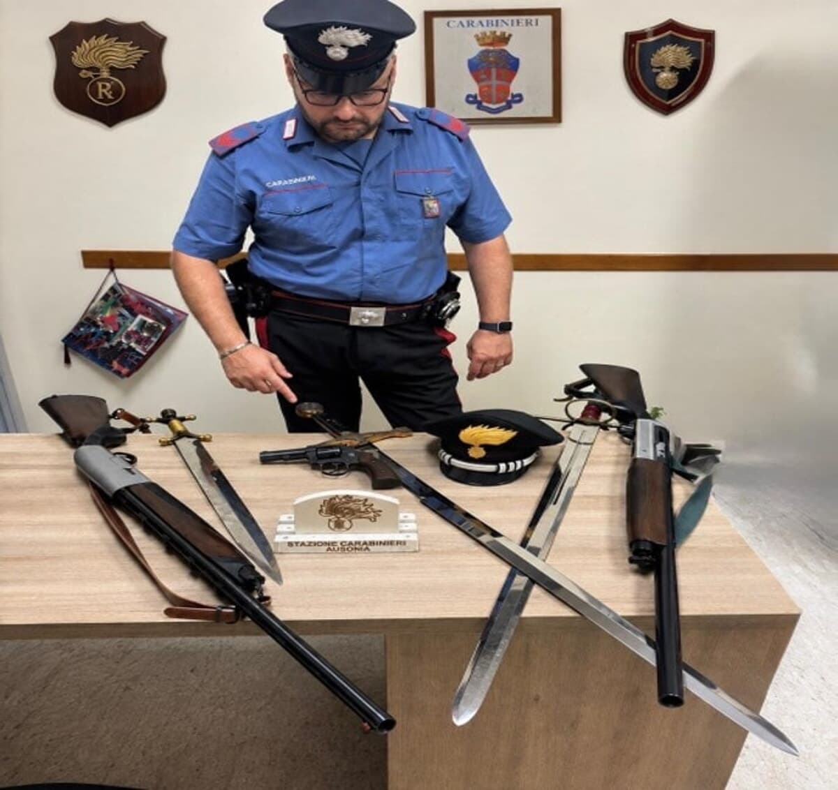 Spade affilate e un revolver modificato nascosti in casa: denunciato 73enne ad Ausonia