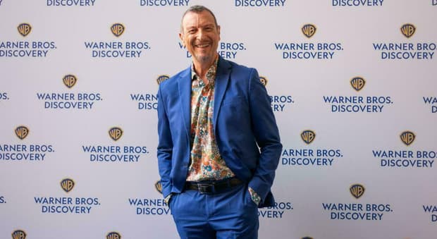  Amadeus lascia Warner Bros. Discovery: risolto il contratto con NOVE. Le indiscrezioni sul suo futuro tra Rai e Mediaset 