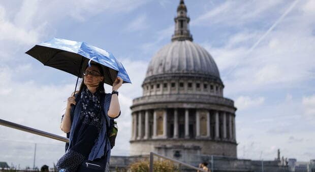  Caldo estremo in Gb, emesso avviso di «pericolo di vita»: scuole chiuse, treni cancellati, strade a rischio 