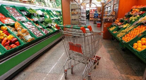  «La spesa si paga a rate»: a Roma lo spot di un supermercato diventa un caso 