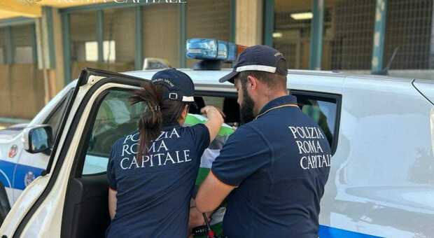  Roma, minaccia turisti e passanti con una pistola: paura ai Fori Imperiali. Arrestato 29enne 