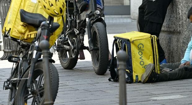  Rider di Glovo muore in un incidente in scooter, Salvatore Zora aveva 37 anni: lo schianto a Palermo contro una bici 
