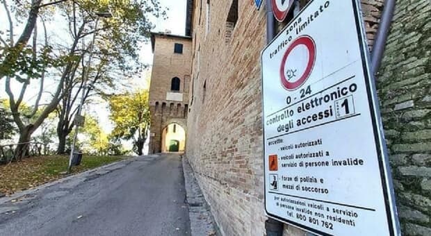  Nella Ztl con il pass per disabili, viene multato. Fa ricorso e vince: il Comune di Jesi deve pagare 
