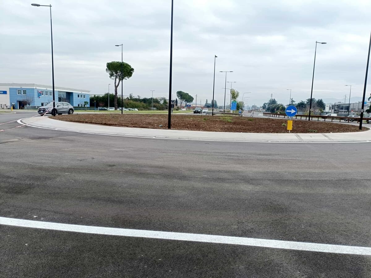 Sorpresi mentre tentano di rubare nella zona industriale si danno alla fuga tra le campagne