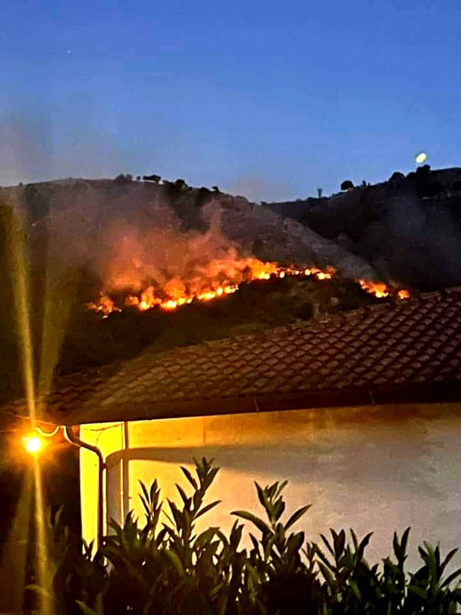 Rafforzata la lotta agli incendi boschivi: fototrappole, telecamere e droni per individuare i piromani