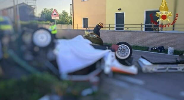 Venezia, sbandano con l'auto da rally che si ribalta: il passeggero muore a 35 anni, ferito il conducente 