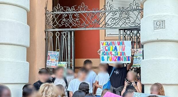  Muffa e degrado nel liceo a Roma, l?appello degli studenti: «Abbiamo bisogno d?aiuto» 