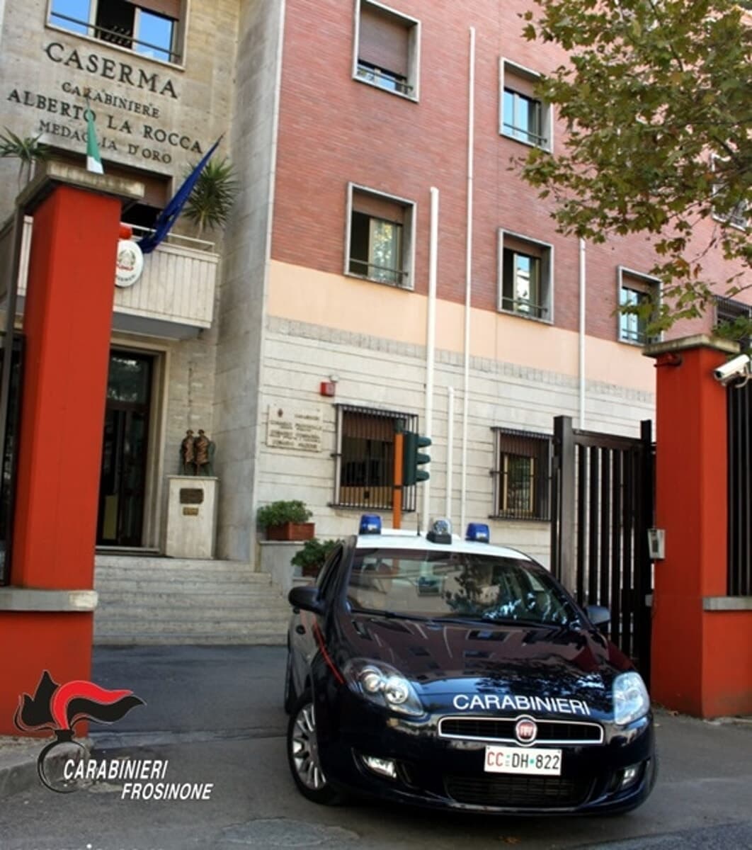 Ripi, rapina supermercato con un coltello e fugge con 500 euro: 36enne si costituisce ai carabinieri