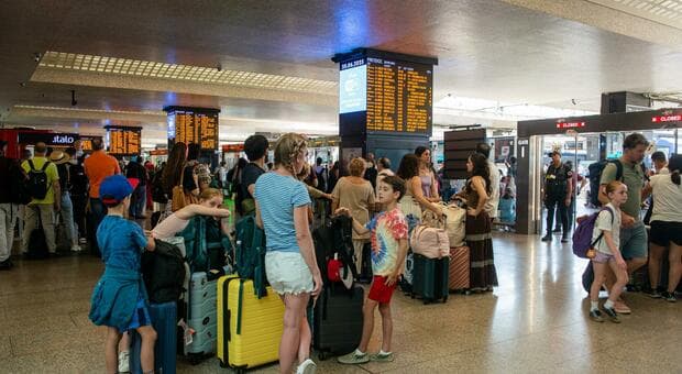  La fissa per ore durante il lavoro, incubo stalker alla stazione Termini. «Tanto non potete farmi nulla». Arrestato 