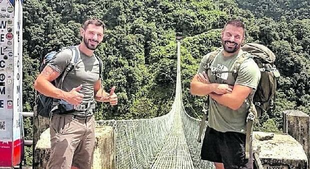  «L'ondata travolgeva ponti e strade. Dieci ore fermi, eravamo in trappola», il racconto dei due italiani 
