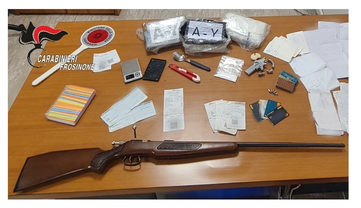 Maxi blitz dei Carabinieri ad Arnara: sequestrati 2 chili di cocaina, quattro arresti tra droga e armi