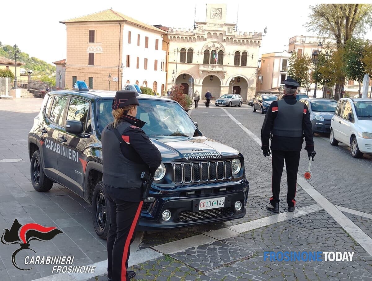 Fiuggi, droga e contanti trovati in casa: arrestato un giovane con hashish e cocaina