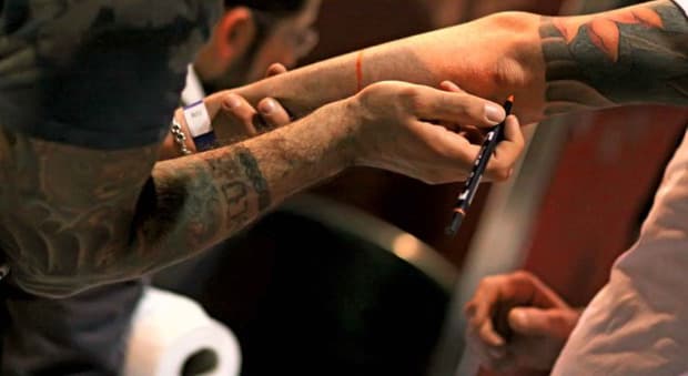  Adesca una 17enne con la scusa del tatuaggio. Poi violenta lei e l'amica: condannato a 10 anni a Milano 