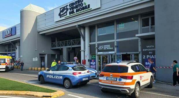  Donna accoltellata davanti ai figli, choc fuori da un centro commerciale nel Bresciano: è grave. Arrestato l'ex marito 
